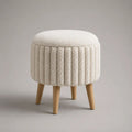 Pouf poggiapiedi rotondo imbottito in tessuto bouclé bianco crema con gambe in legno, 45 × 45 × 48 cm