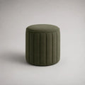Pouf poggiapiedi cilindrico in bouclé di poliestere verde oliva, Ø 42 × 45 cm